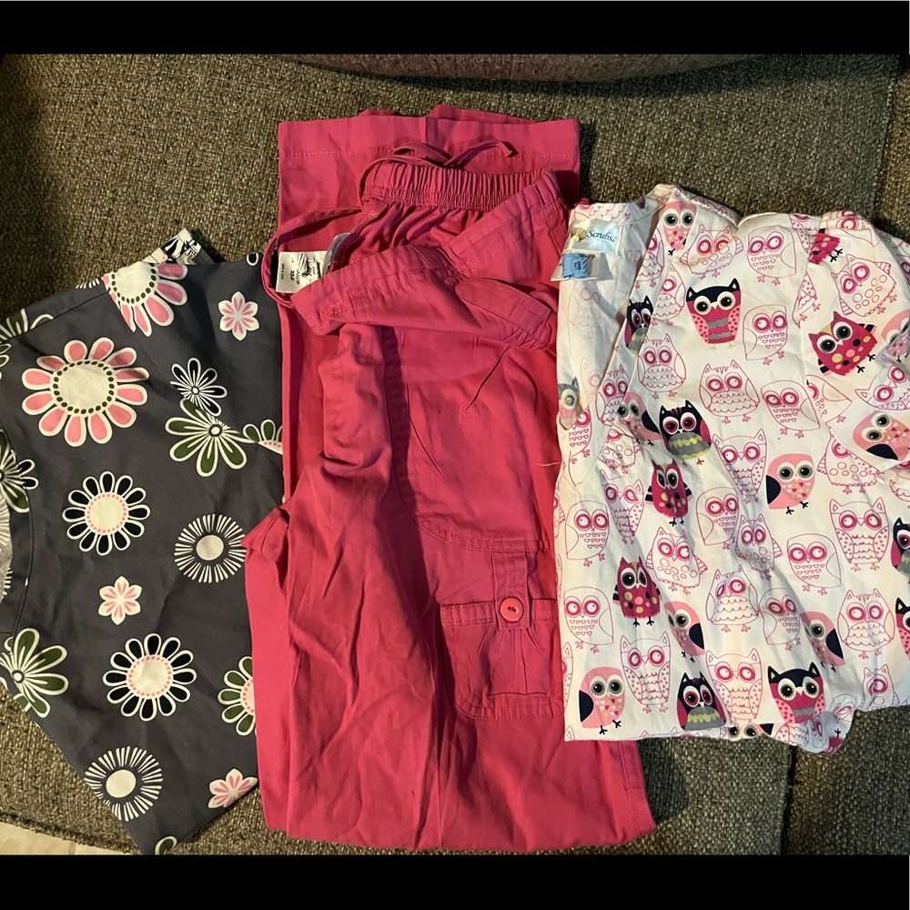 Super cute scrubs. Two tops one pair of pants